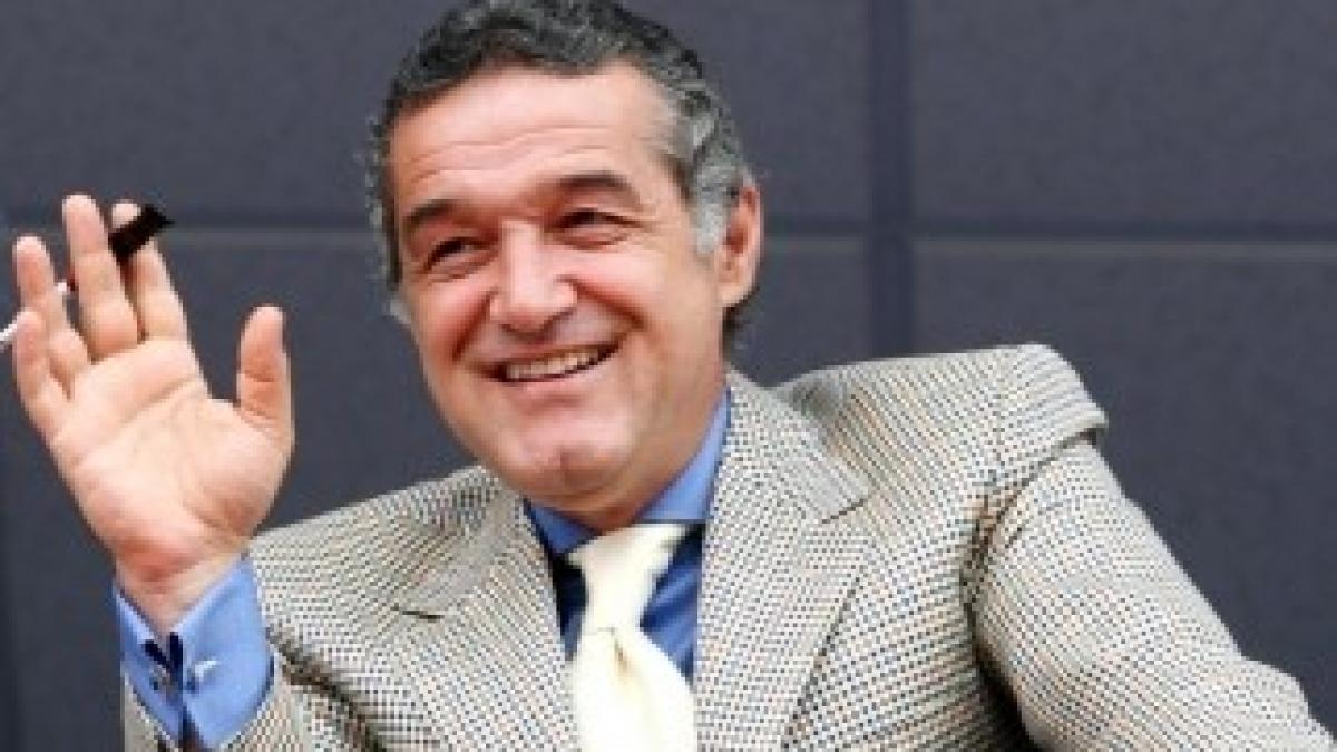 gigi-becali-pu-carie-la-domiciliu-cu-bra-ara-la-picior-ca-n-america-31315-1