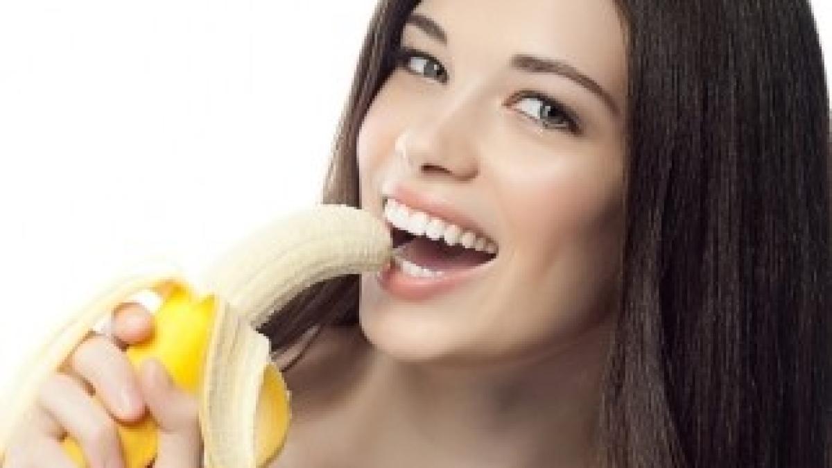 woman-eating-banana