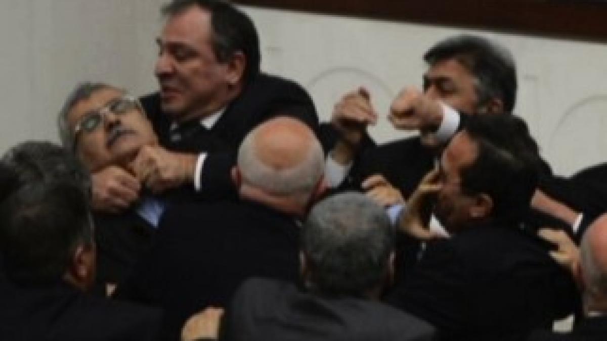 bataia_parlament_turc