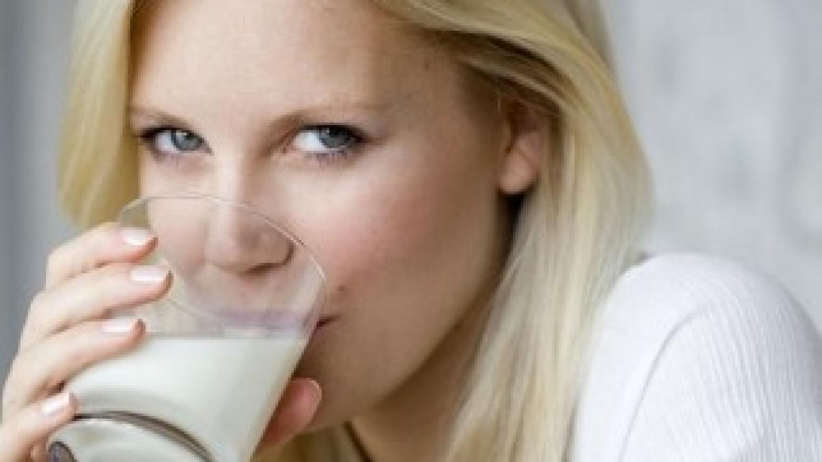 femeie-bea-lapte-shutterstock