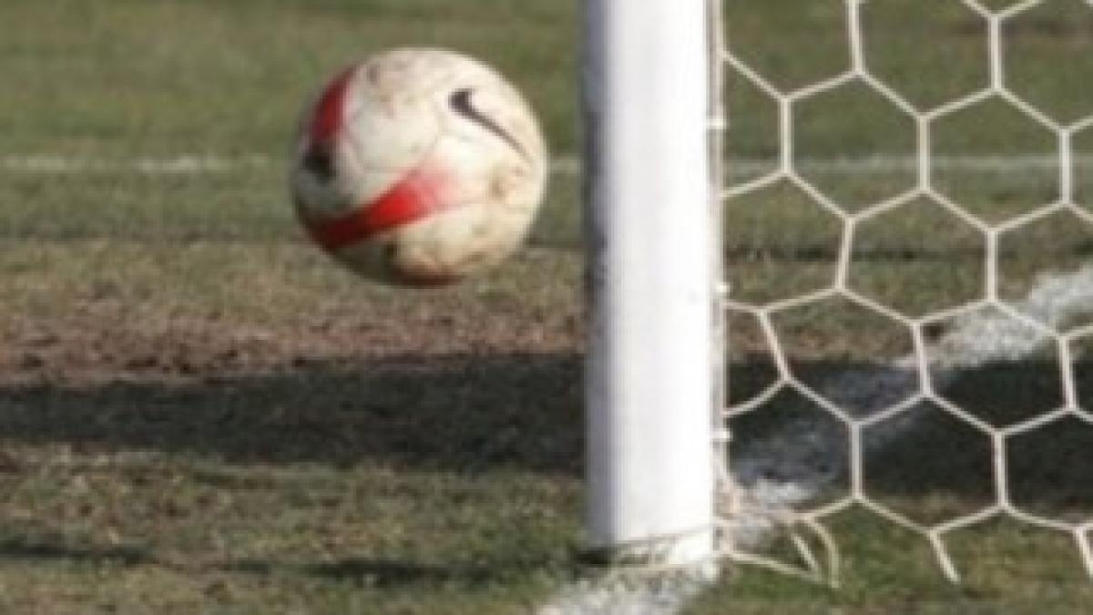 fotbal_minge_poarta_28645900