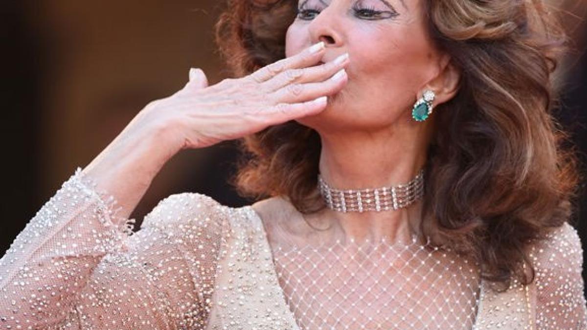 cannes_2014_sophia_saluta_lumea_34976900