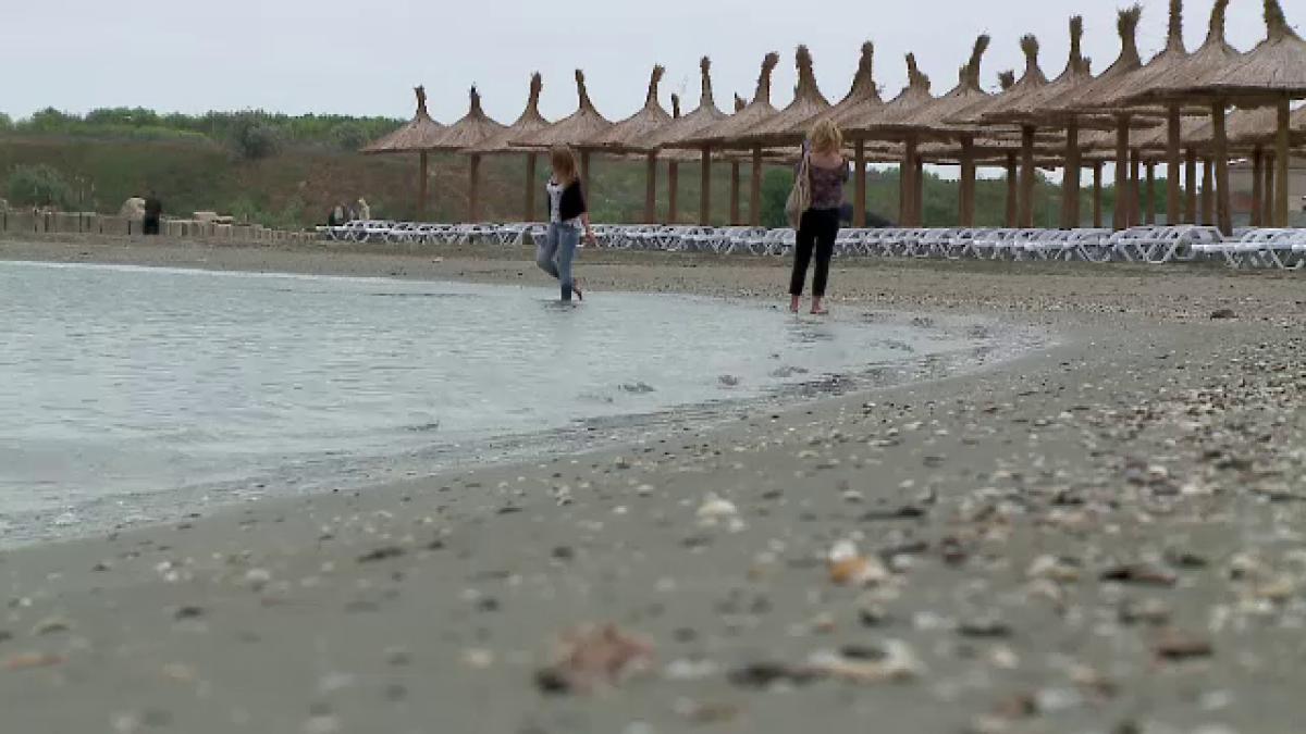 prima_zi_de_vara_a_venit_cu_vreme_de_toamna_la_malul_marii_mii_de_turisti_si_au_anulat_rezervarile_facute_50402600