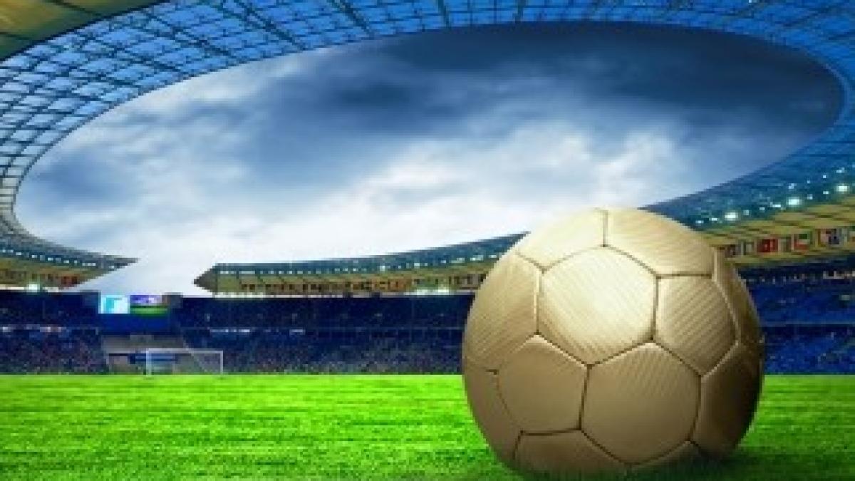 minge-de-fotbal-pe-teren-wallpapers_21883_1920x1200