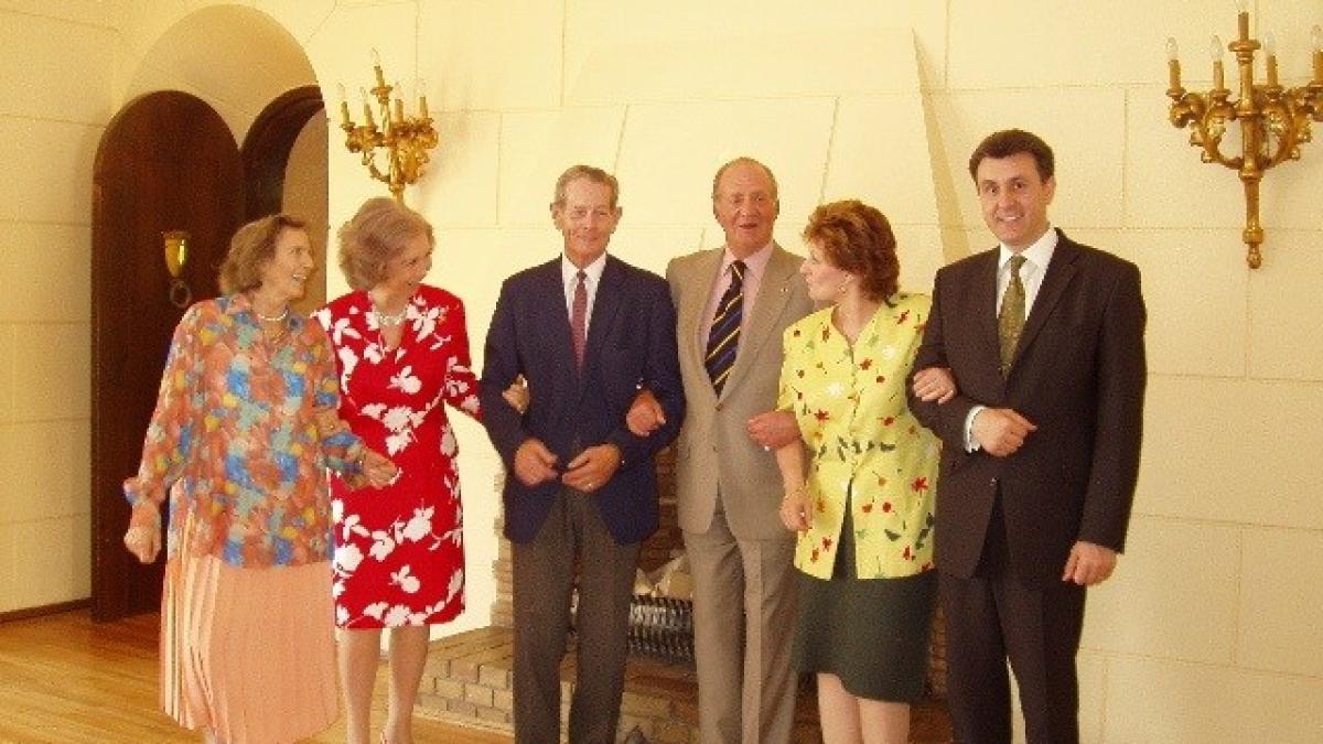 familiile_regale_ale_spaniei_si_romaniei__palatul_elisabeta__2003_29556400