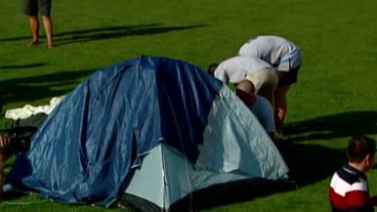 protest_extrem_pe_giulesti_peste_30_de_suporterii_si_au_instalat_un_cort_pe_gazon_si_au_intrat_in_greva_1_size10_67441200