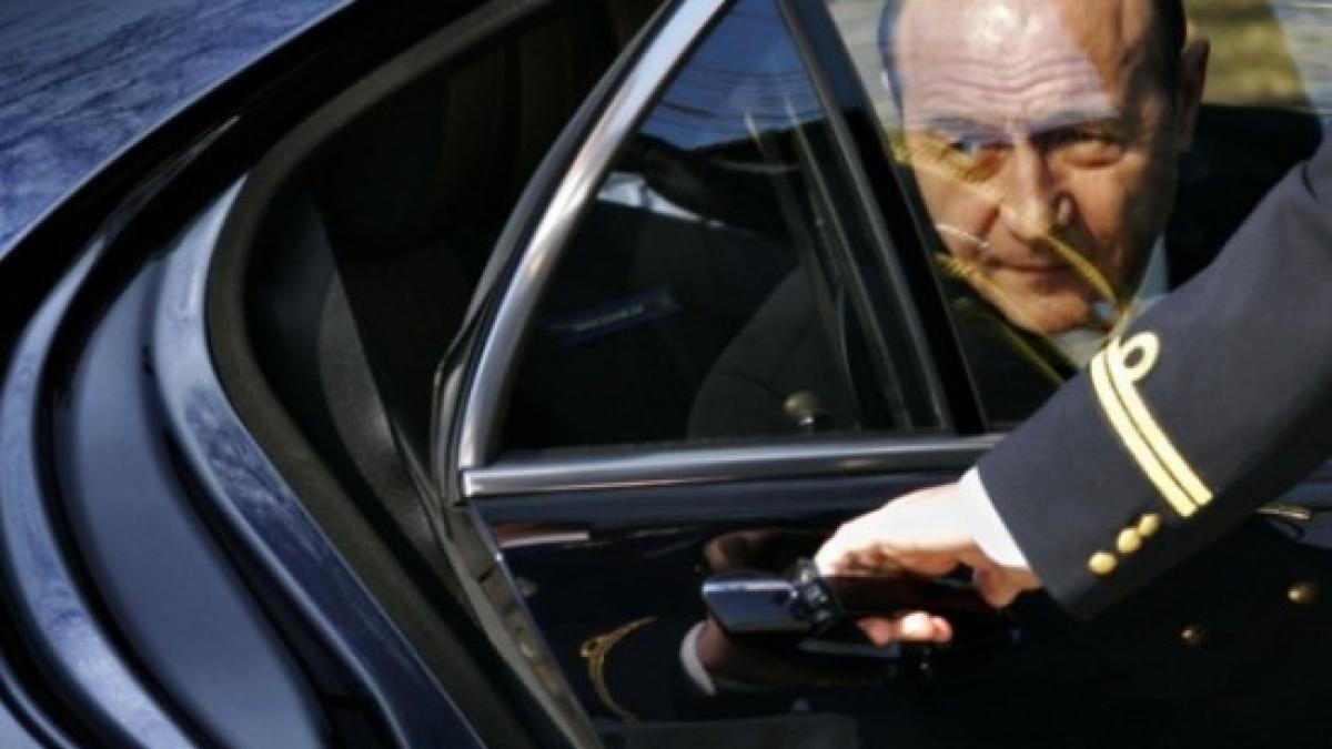 adrian_nastase_basescu_huiduit_in_calitate_de_jucator_pmp_260836_05112300