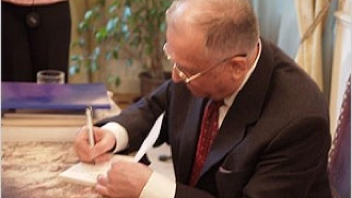 Ion-Iliescu-semnand-autograf