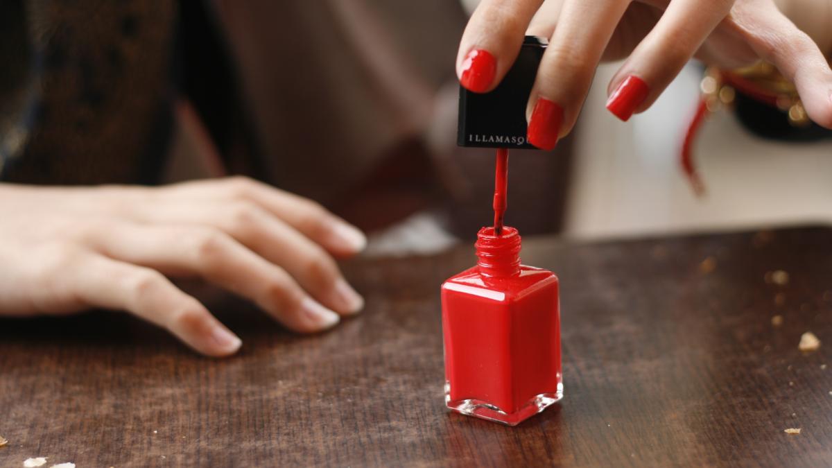 red_nail_polish_in_application_14751500
