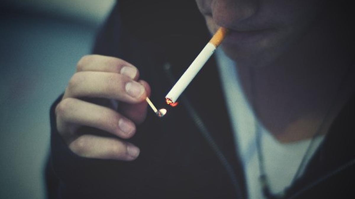 baiat_fumeaza_31506400