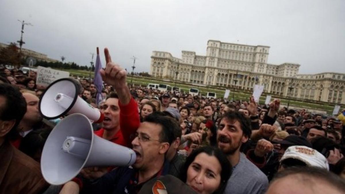 mircea_badea_prc_c3prc_88prc_e2prc_84prc_a2i_victor_ciutacu_la_un_protest_pe_aceeaprc_c3prc_88prc_e2prc_84prc_a2i_temprc_c3prc_84prc_c6prc_92prc_2c_prc_c3prc_83prc_c2prc_aen_noiembrie_2010_187059_51546700