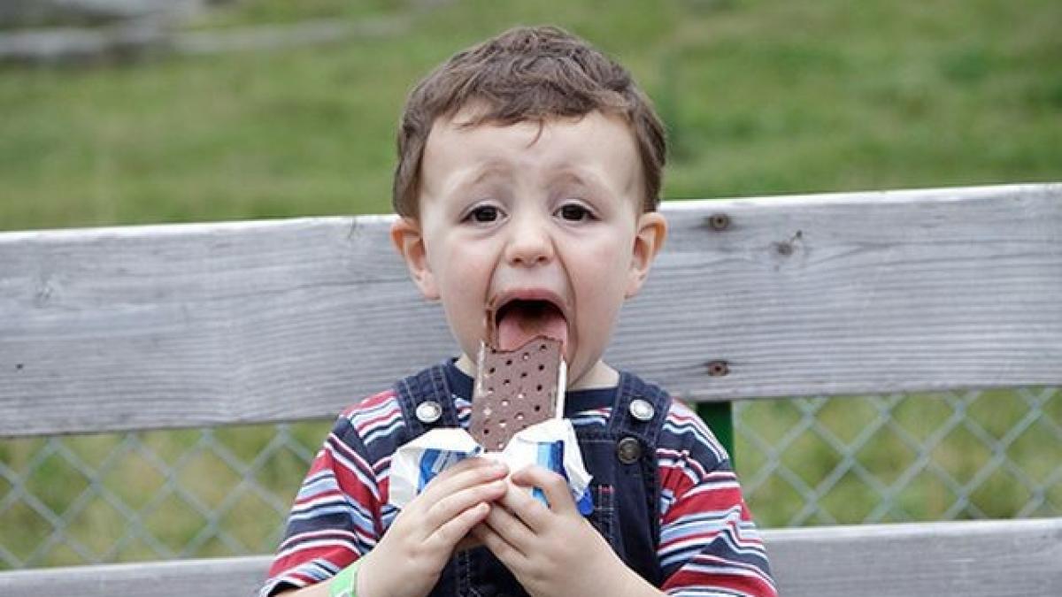 copil_mananca_inghetata_48643500