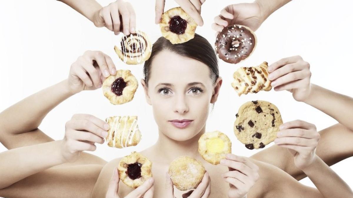 femeie_care_mananca_dulciuri_85421900