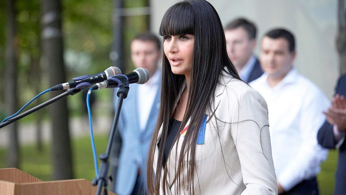 elena_basescu_60367100