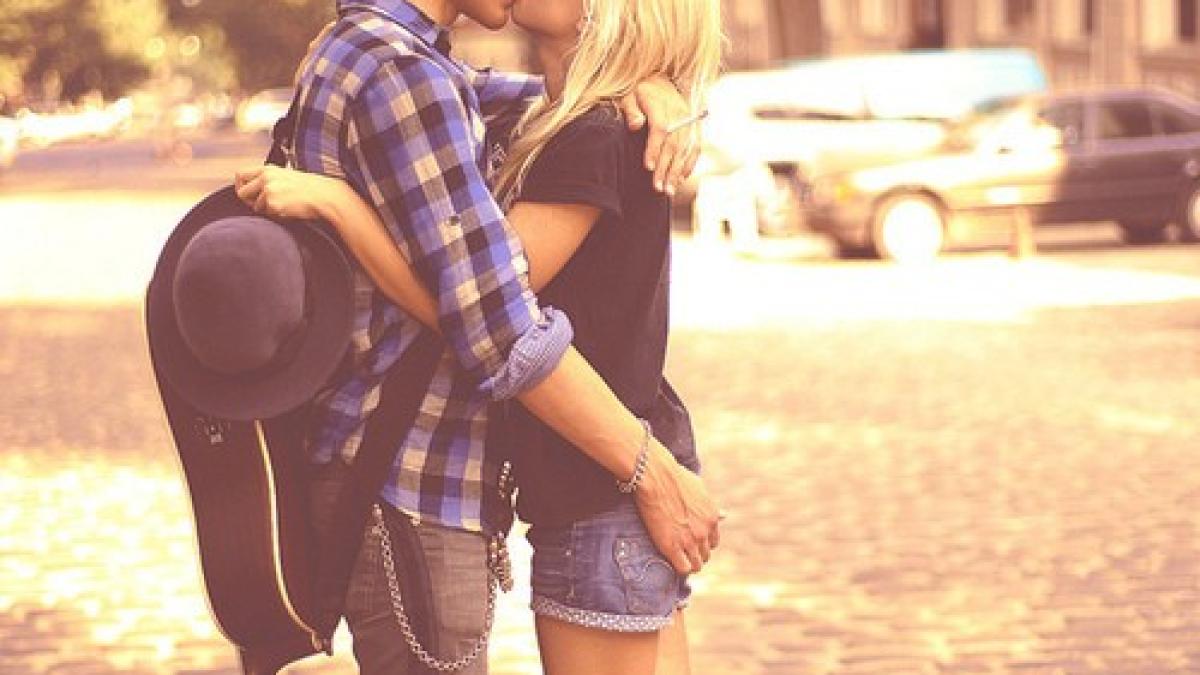 sarut_pe_strada_99246600