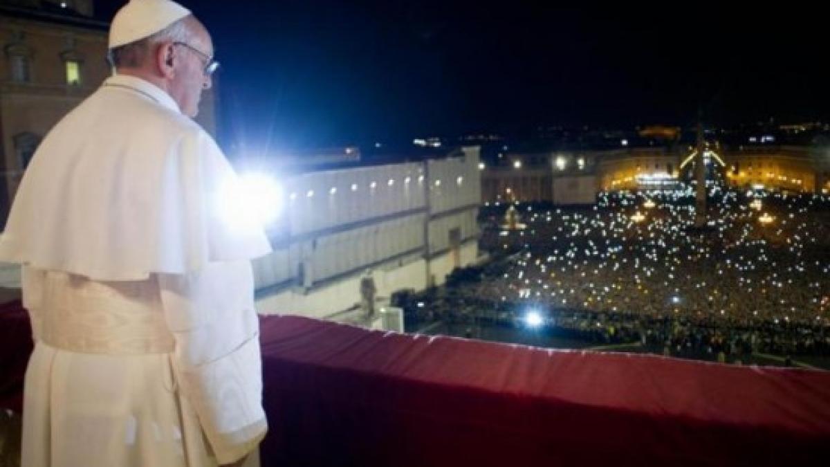 papa_francisc_binecuvanteaza_roma_suveranul_pontif_va_aduce_venituri_de_55_milioane_euro_in_martie_198333_83209800