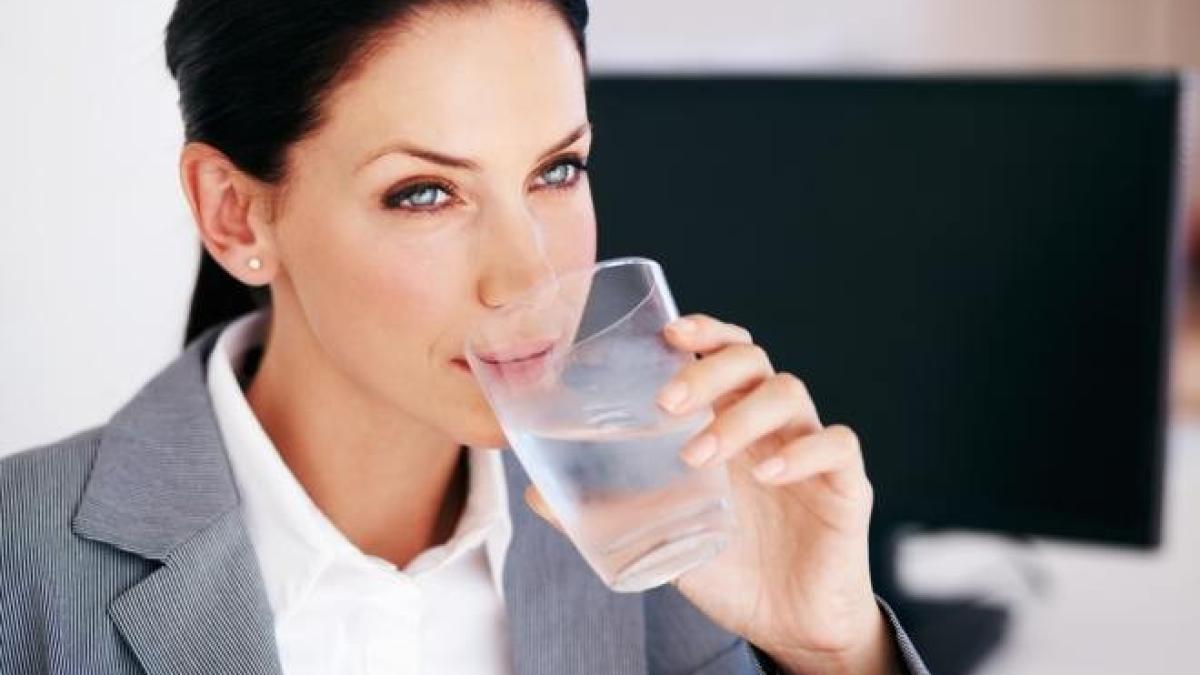 femeie_care_bea_apa_d3c95bf6ee_73993700