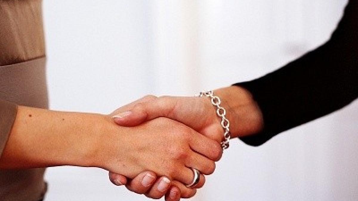 femei_dau_mana_93589000