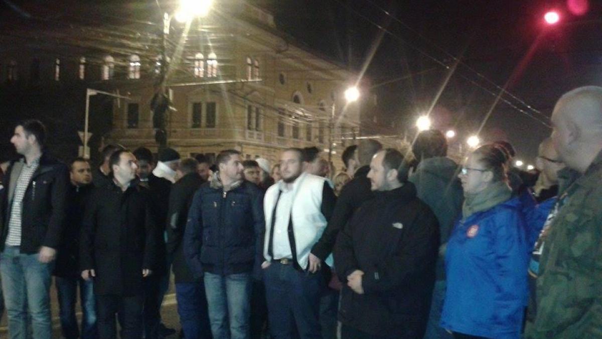 foto_protest_si_incaierare_fata_prefecturii_membrii_acl_sunt_nemultumiti_ca_nu_au_apucat_sa_voteze_72811600