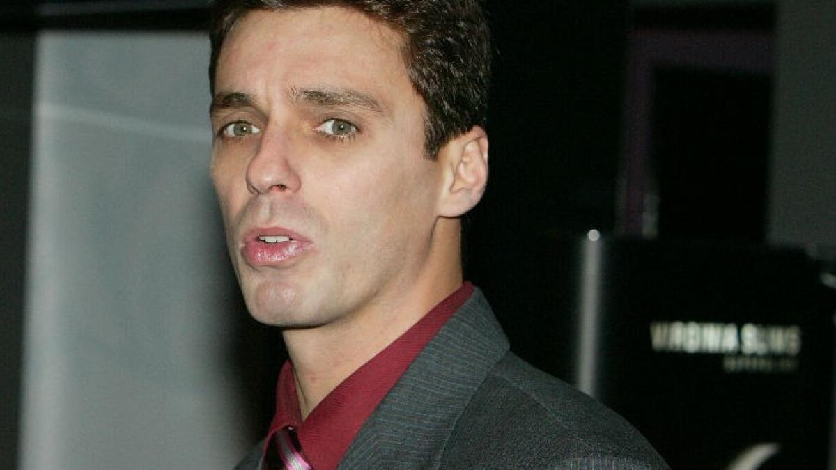 mircea_badea_parasit_locuinta_parinti_poster_voiculescu_66413700