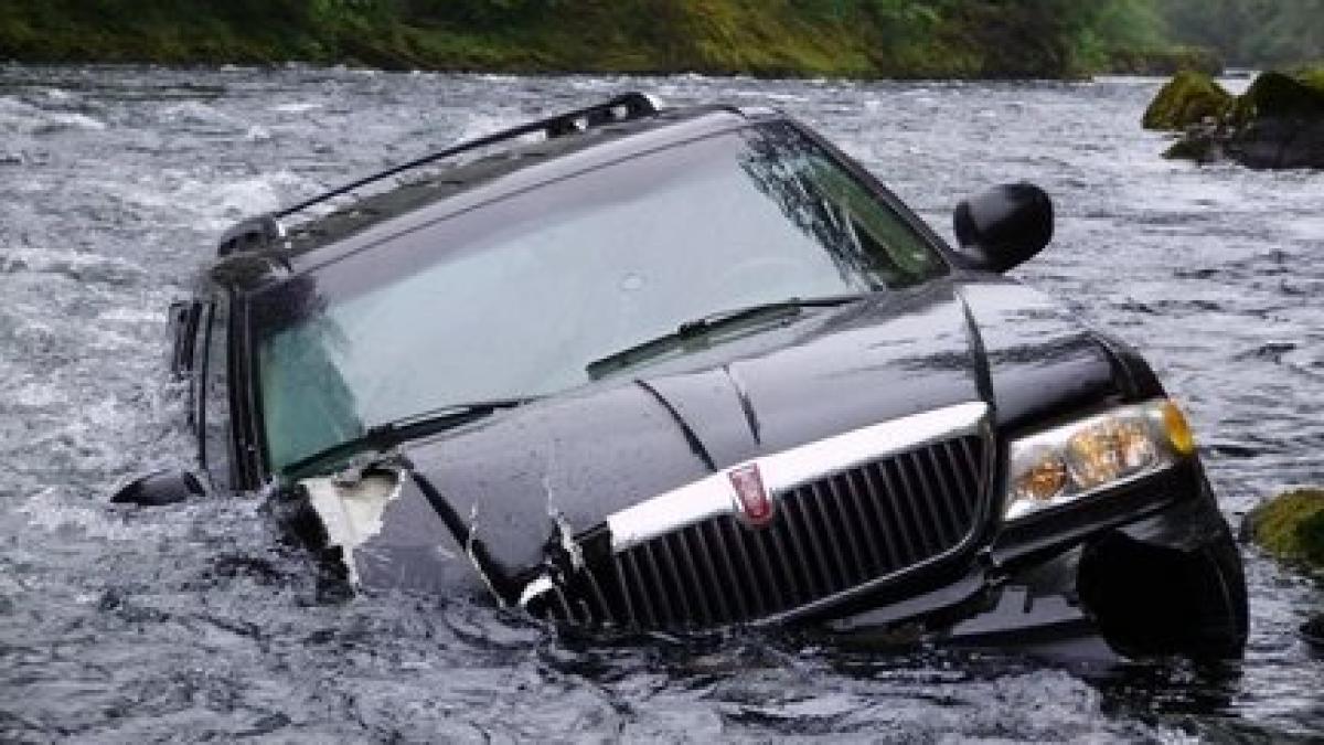 masina_in_apa_44912700