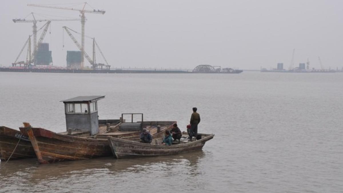 new_yalu_river_bridge_under_construction_june_2012_72460500