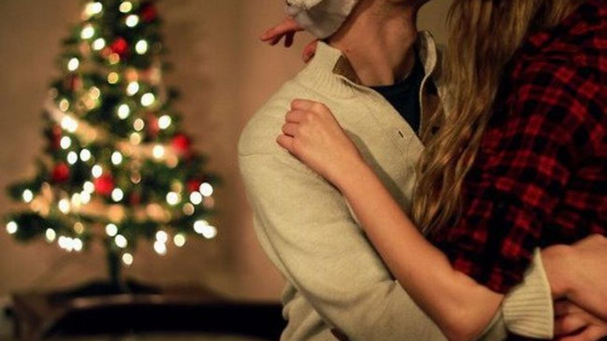 cuplu_hug_craciun_21868300