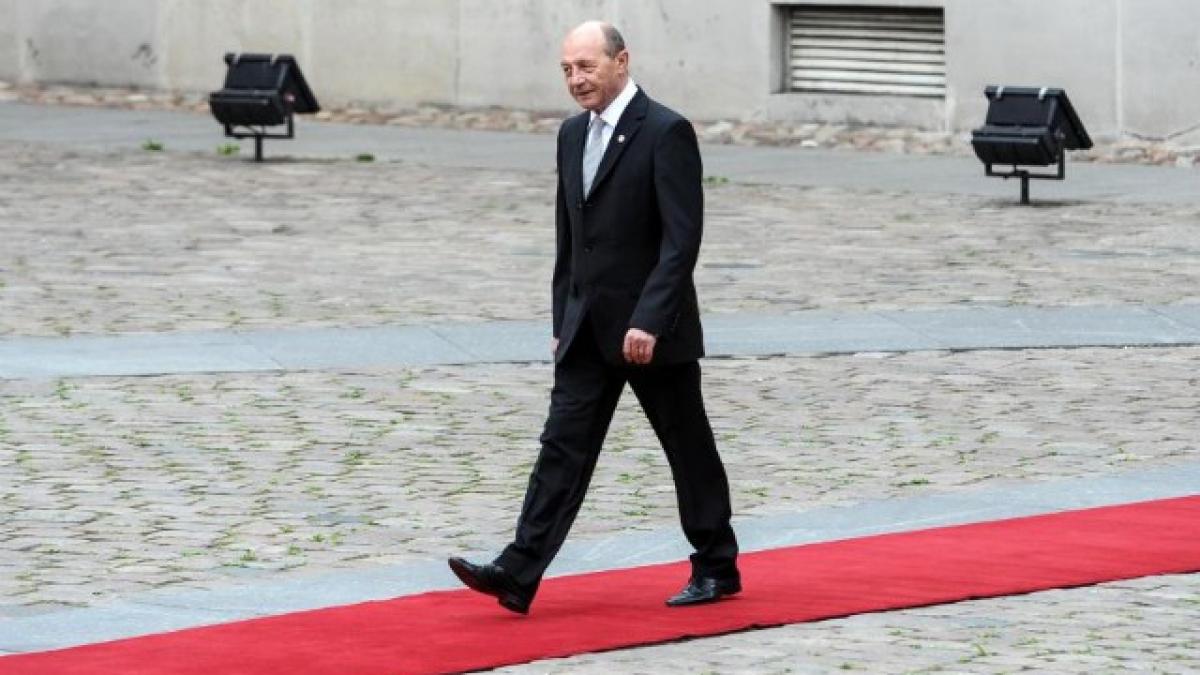 traian_basescu_singur_34203400