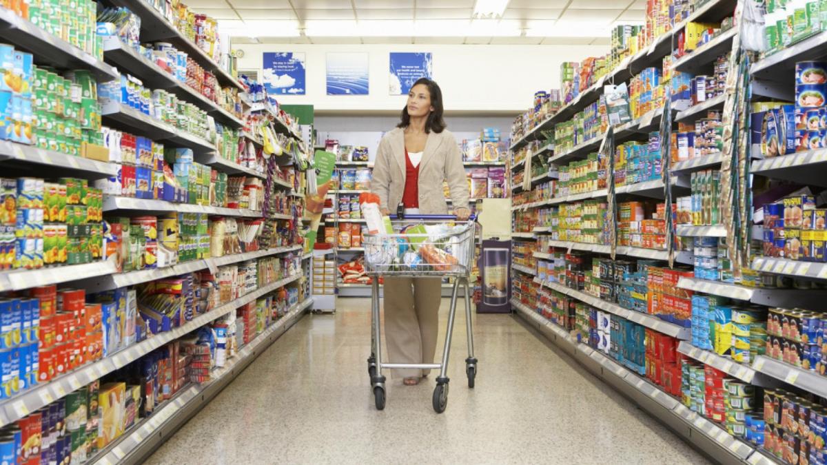 o_woman_supermarket_facebook_79630800