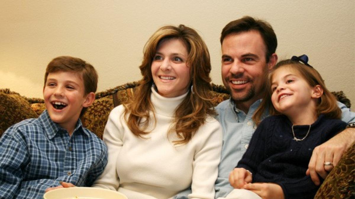 family_watching_a_movie_54848500