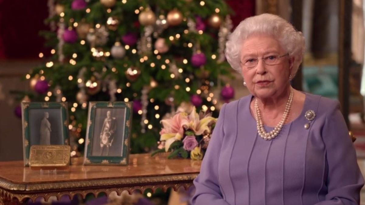 elisabeta_a_ii_a__craciun_2014_59860800