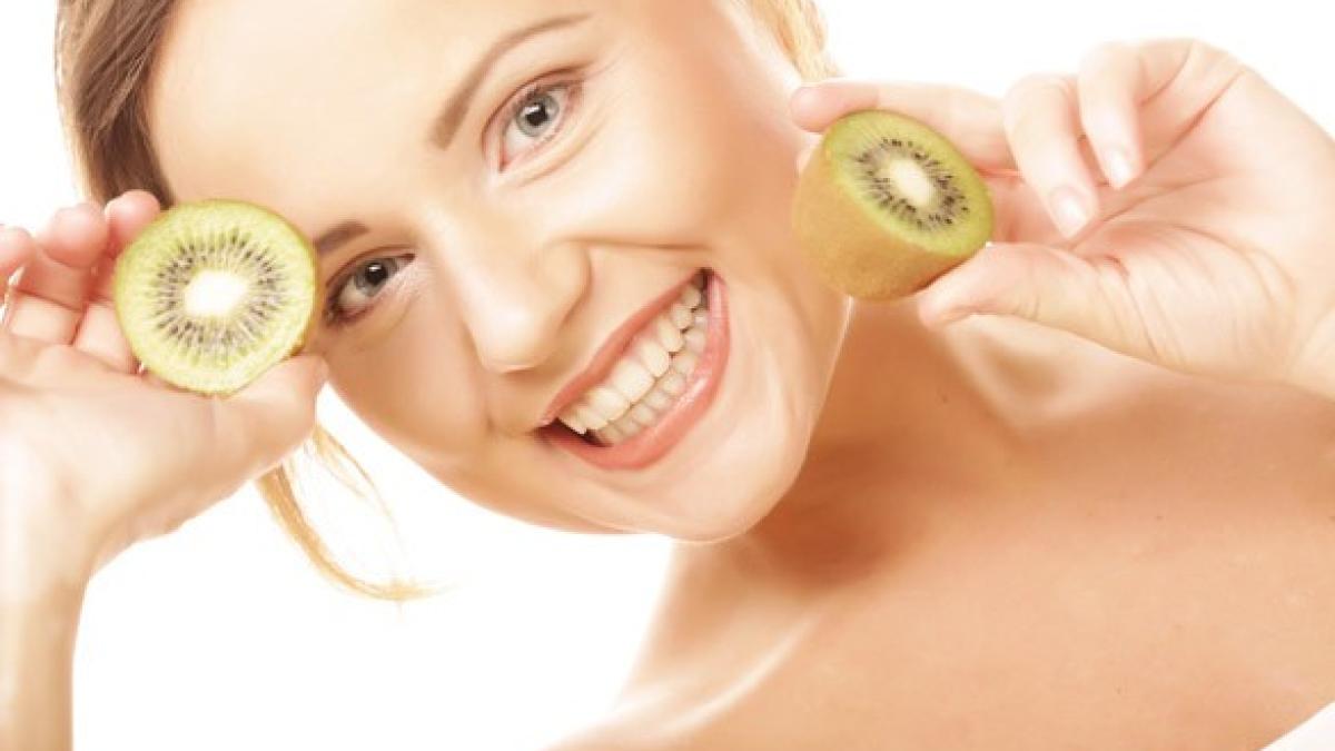 happy_woman_holding_kiwi_03192800