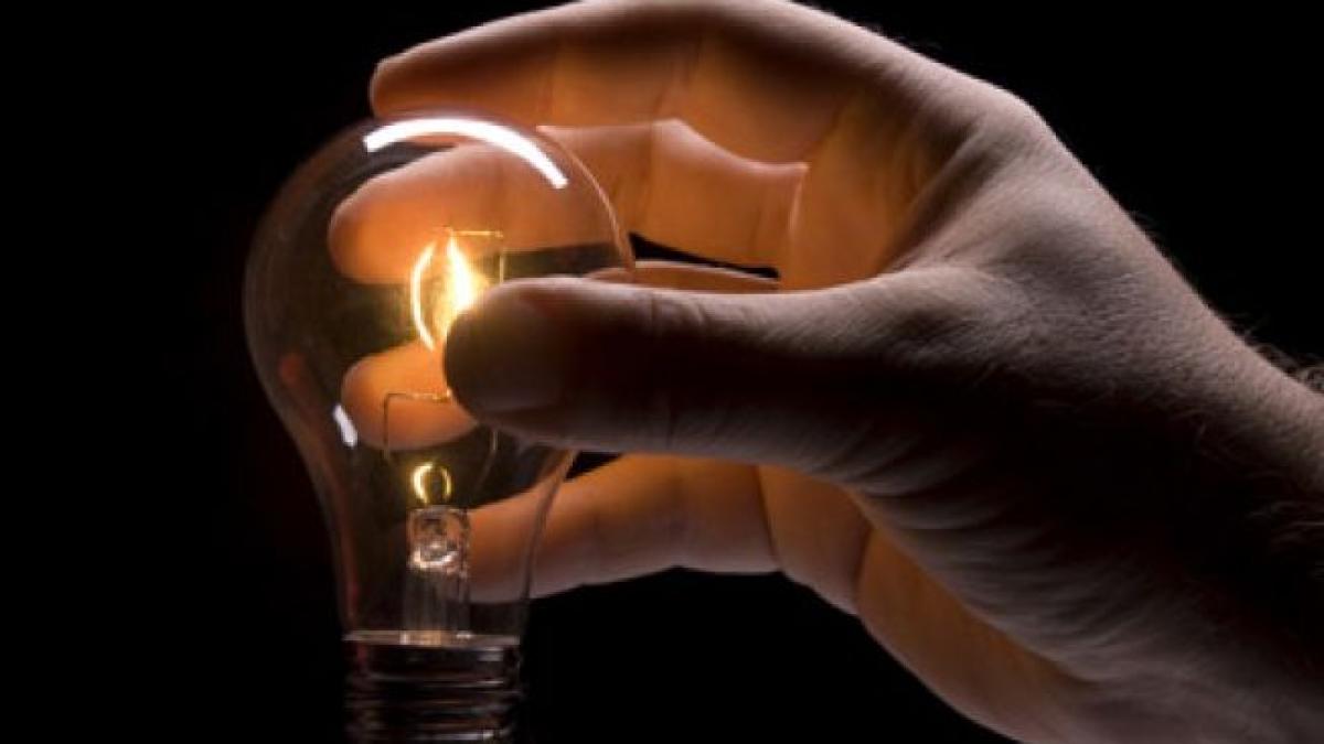 652x450_085164_cum_sa_schimbi_becul_in_siguranta_40530900