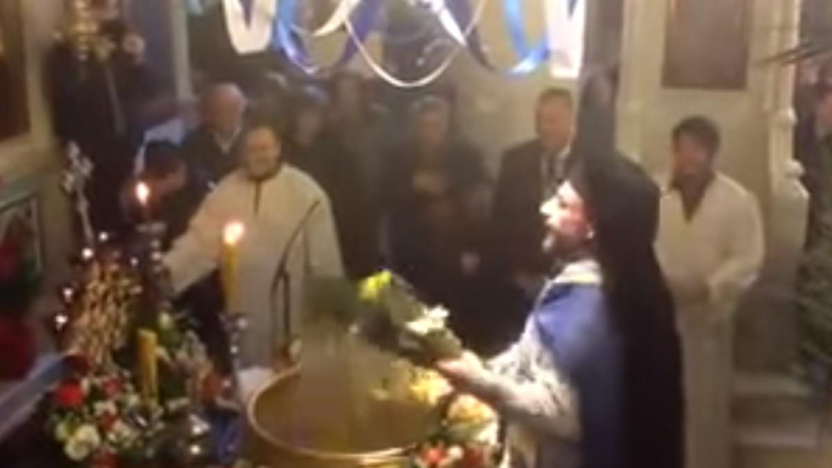 un preot arunca in du manie cu agheasma in enoria i