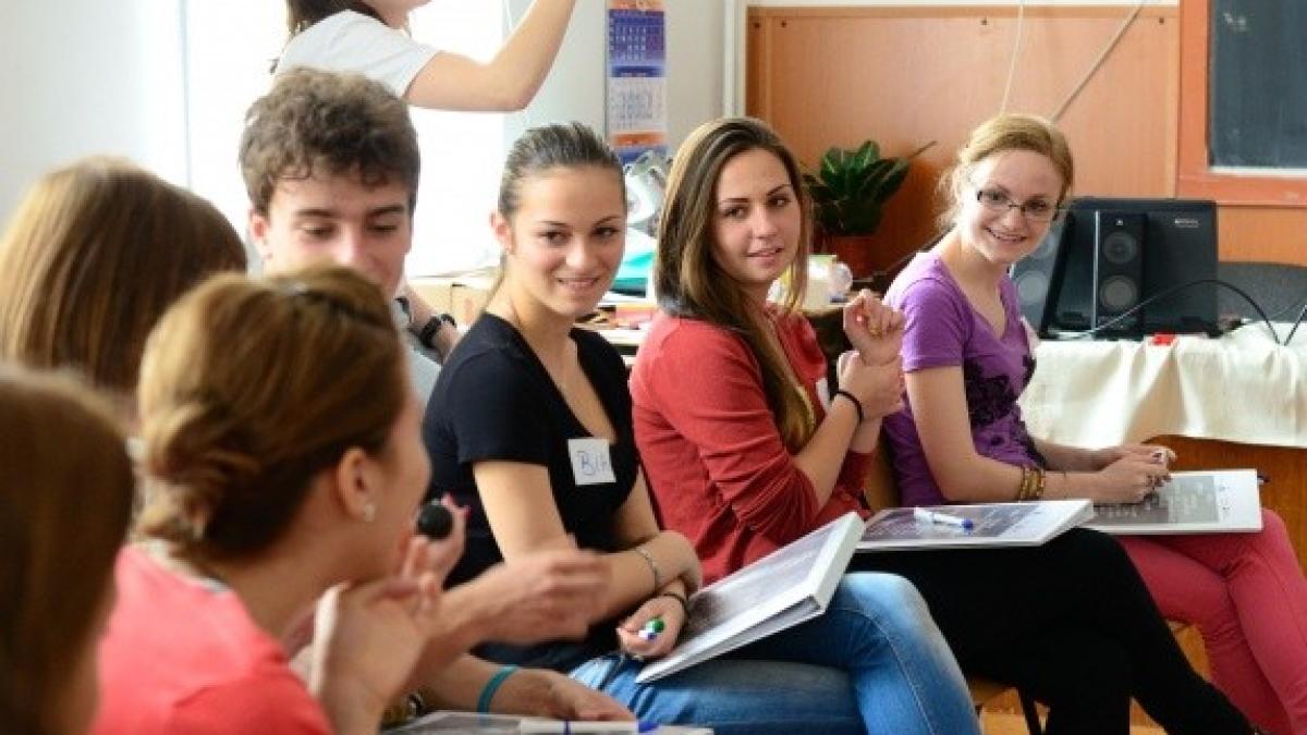 scoala__elevi_fericiti_13866900