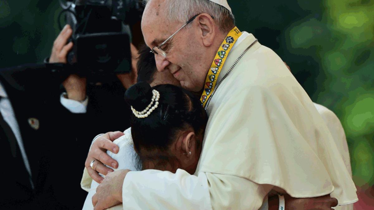 pope_hugs_girl_93487000