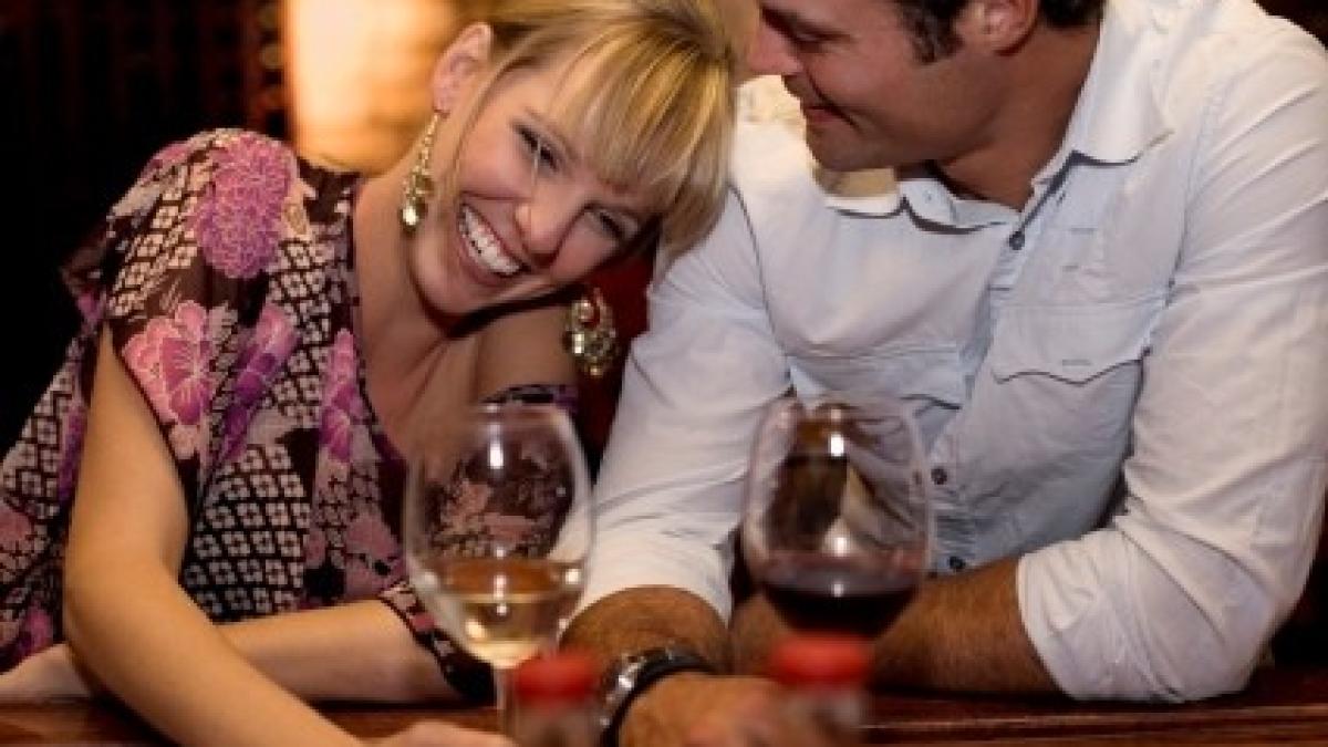 couple_drinking_wine_36657200