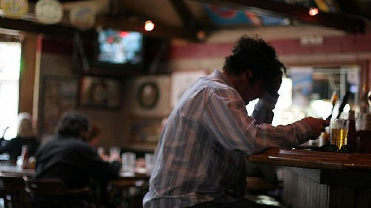 barbat_singur_la_bar_29740100