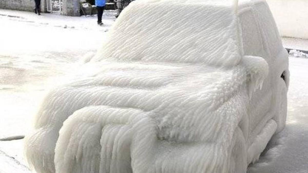 02_car_frustrated_winter_36092900