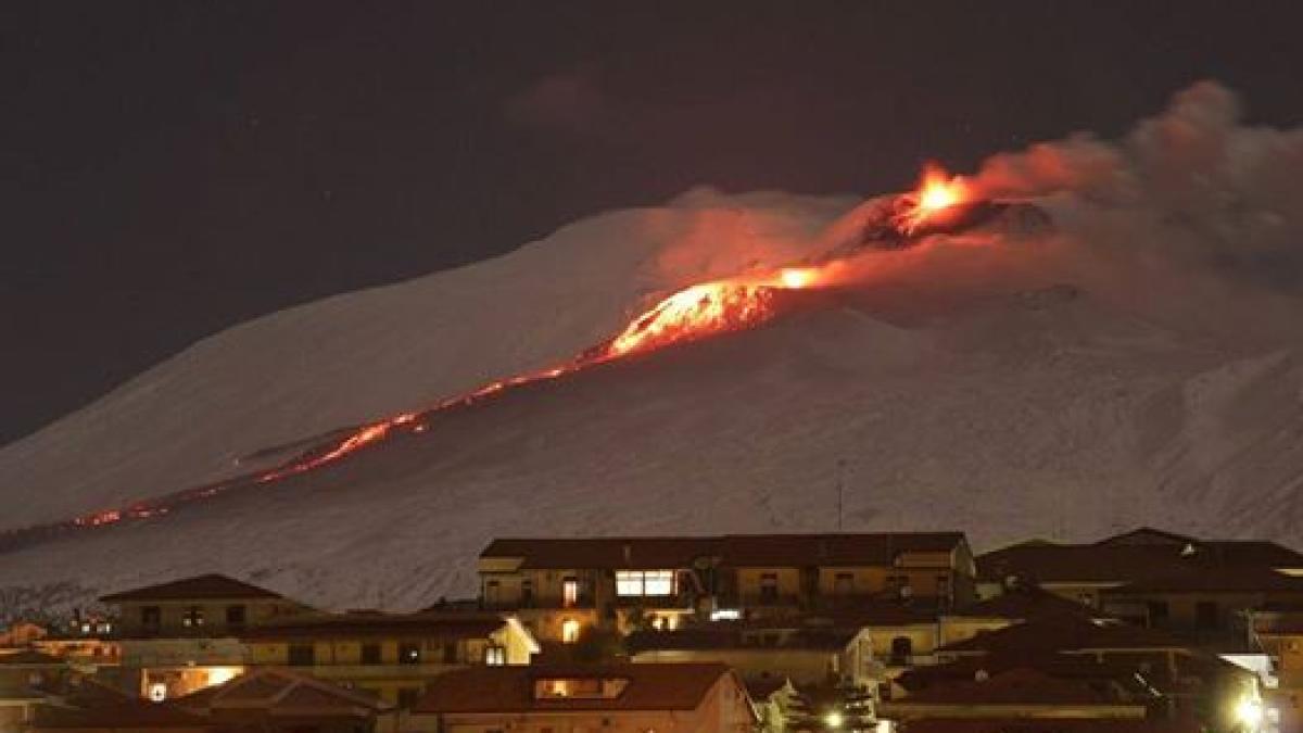 vulcanul etna imagini spectaculoase de la erup ia recenta