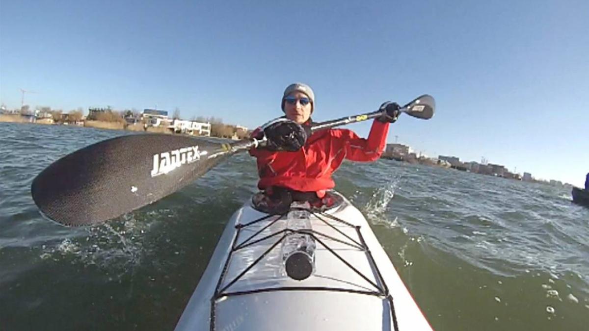 radu_mazae_intampina_craciunul_pe_caiac_113222_24950600