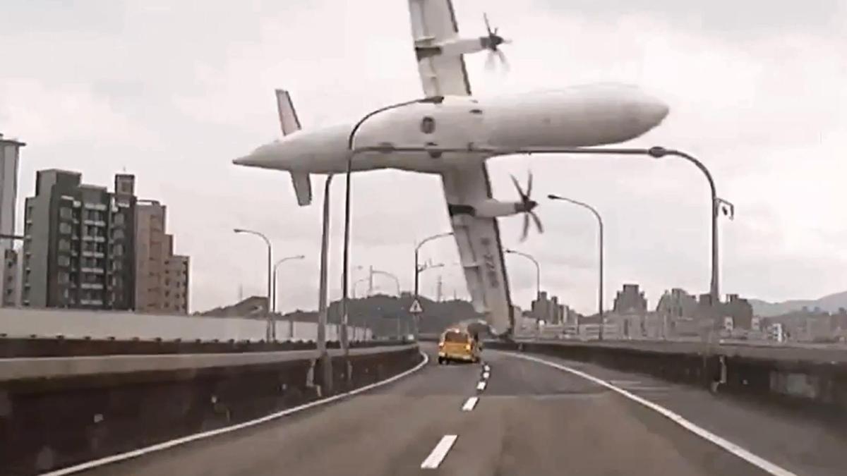 accident aviatic taiwan ambele motoare ale avionului s au oprit dupa decolare