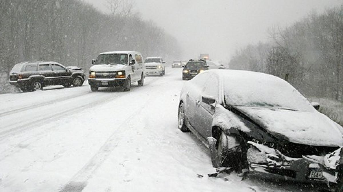 snow_car_crash_01521200