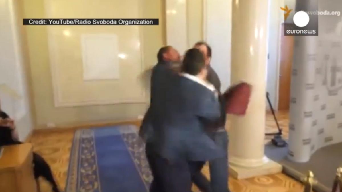 bataie intre doi parlamentari pentru legea proprieta ii terenurilor video