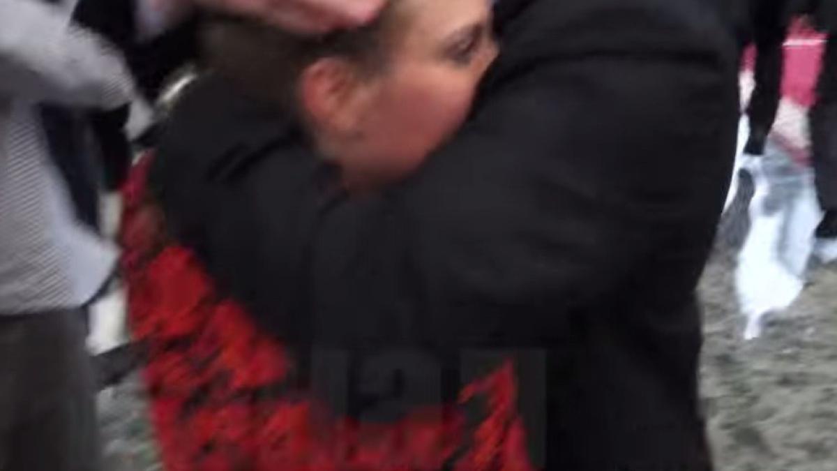 cenzura dupa summit ul de la minsk reportera de la russia 24 luata in bra e de o garda de corp a lui petro poro enko