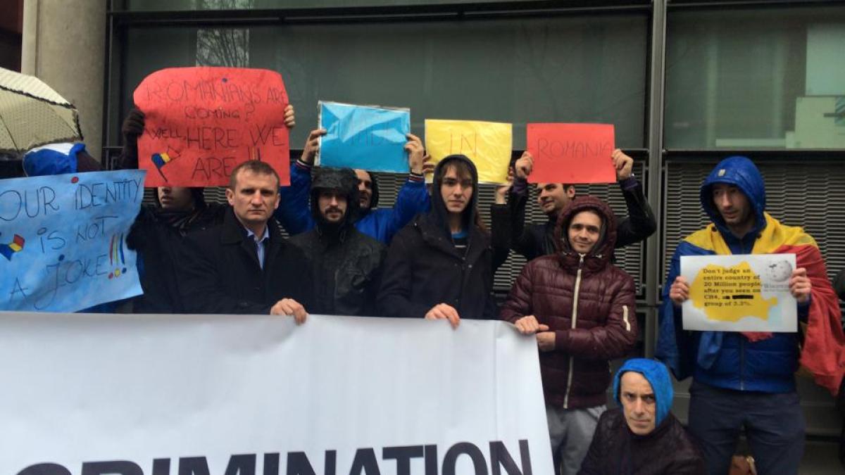 zeci de romanii protesteaza in ploaie la londra in fa a channel 4