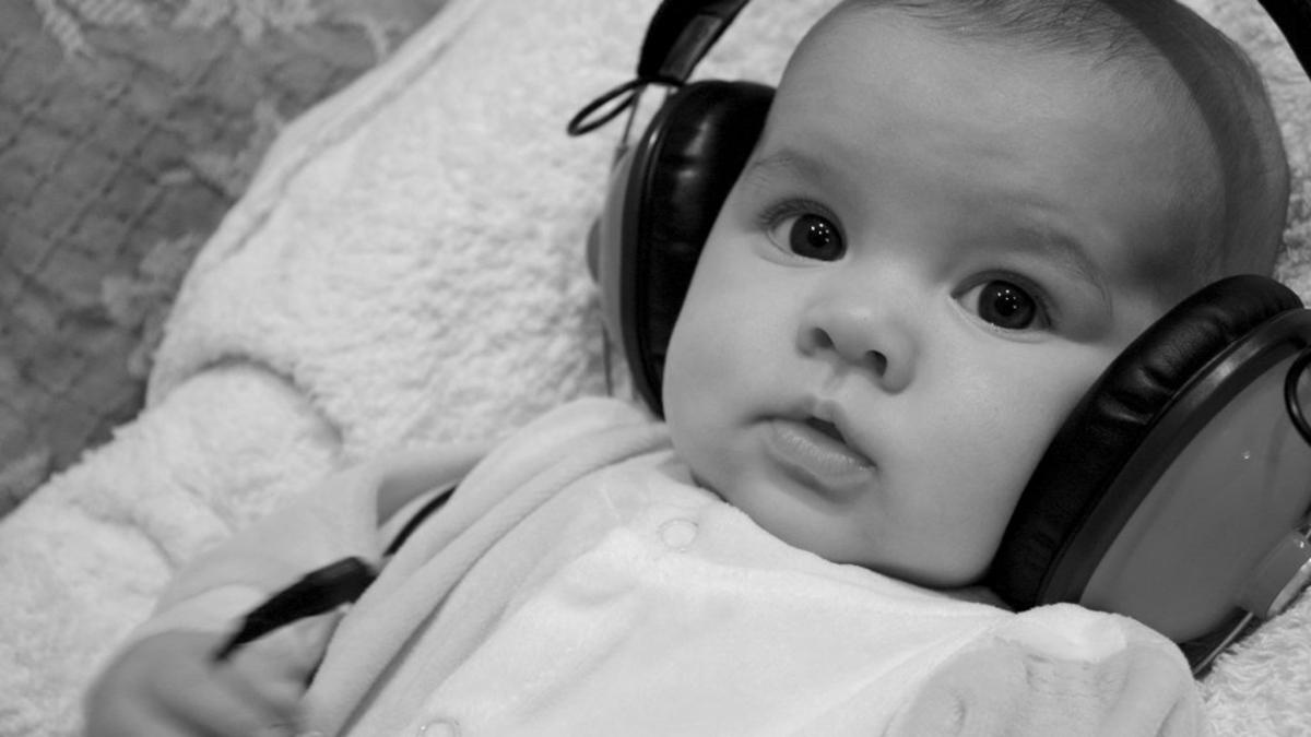 baby_headphones_cropped2_99995100