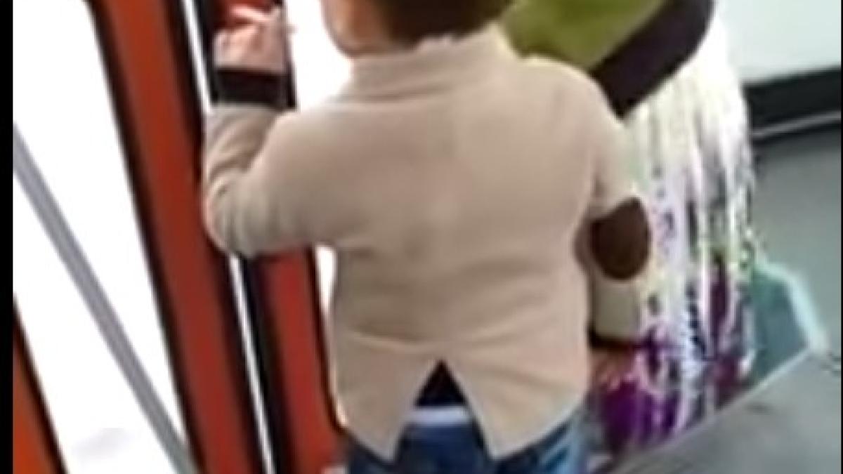 copil filmat intr un tramvai din cluj in timp ce fuma