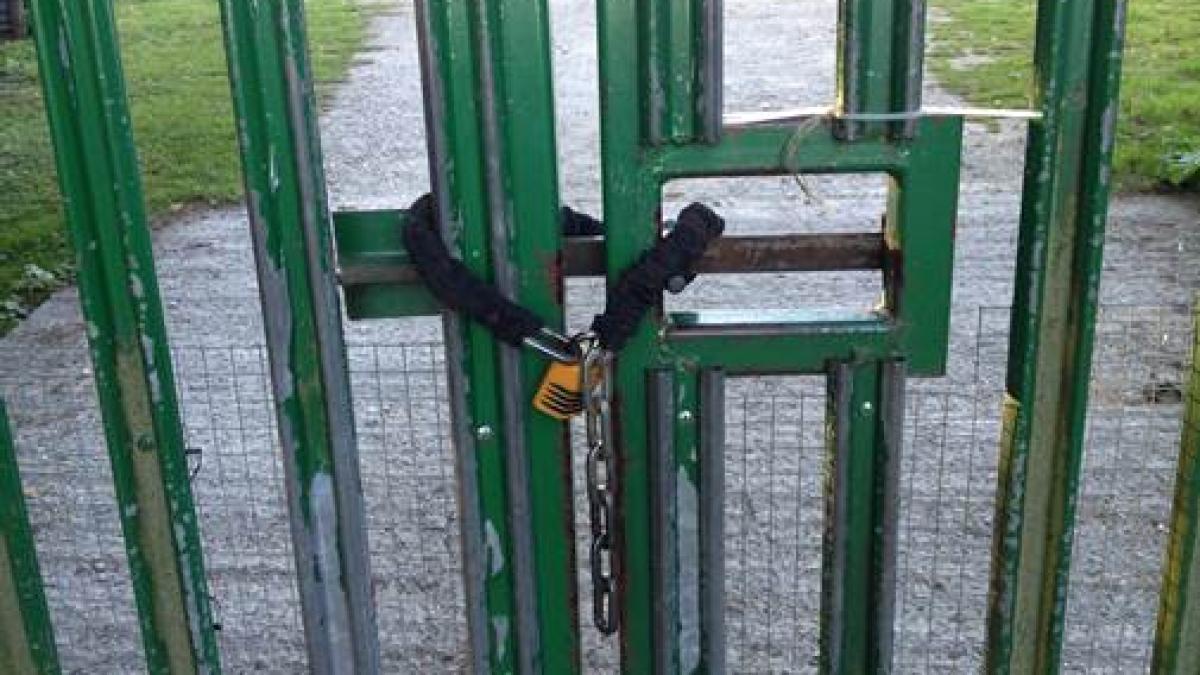 locked_gate_32214900