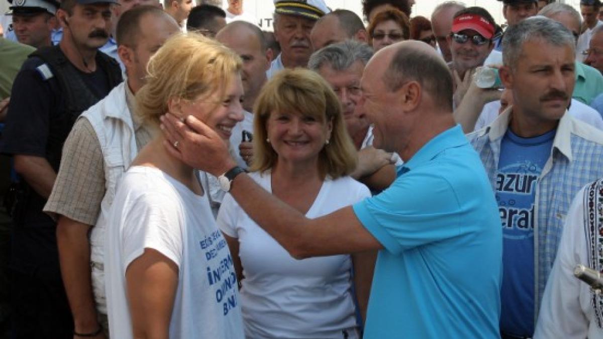 basescu_la_congresul_avocatilor_fiica_mea_ioana_n_a_rezistat_ca_avocat_romanilor_le_lipseste_o_253508_35970500